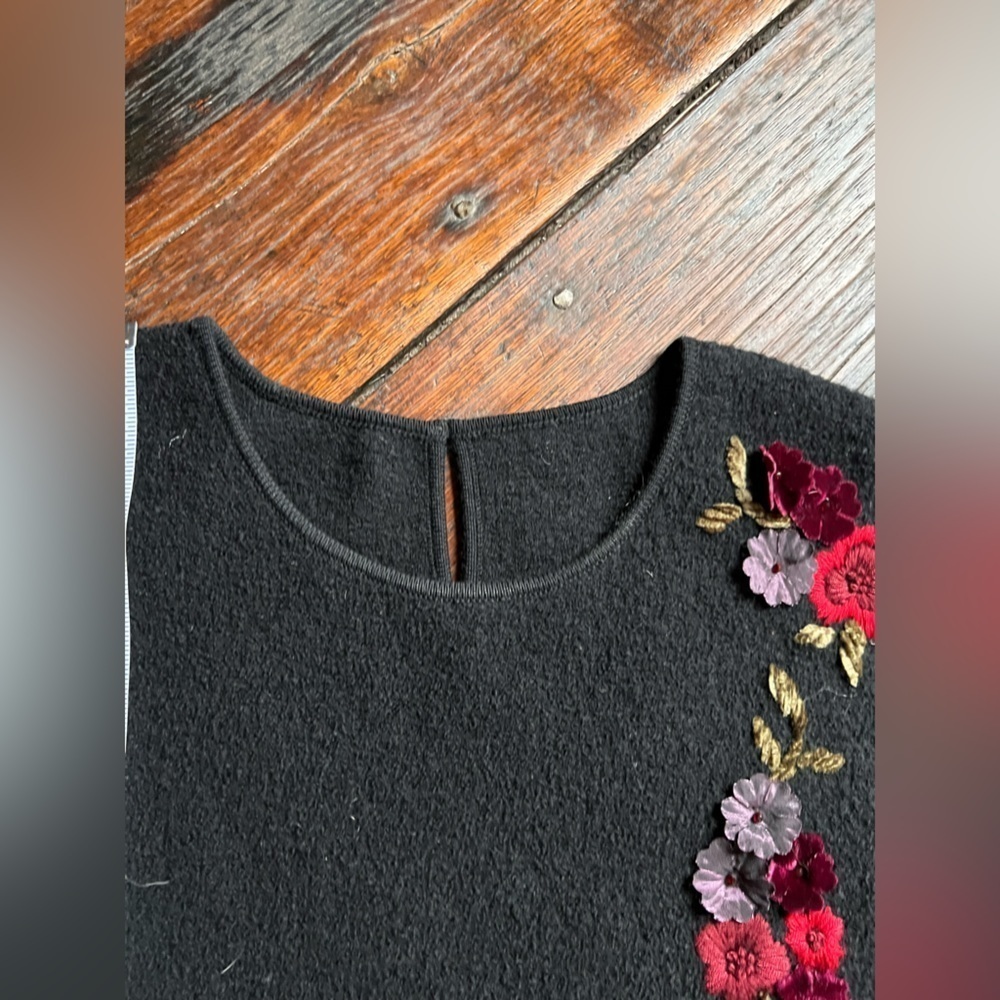 Black fleece sheath dress flower embroidery sleeveless women’s size medium - Picture 6 of 7